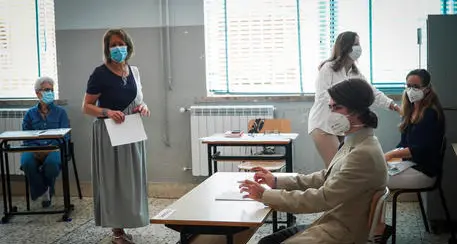Anche a votare si potrà andare senza mascherina: l'obbligo resta soltanto per le scuole