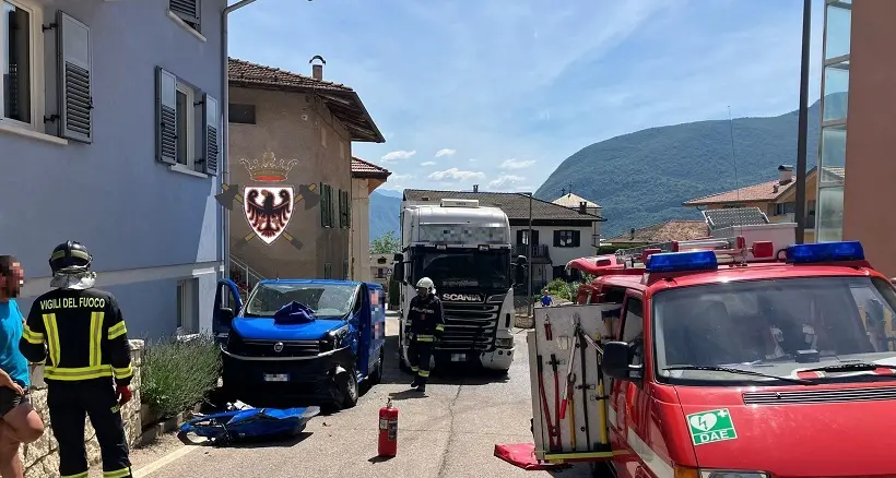 Scontro furgone-tir a Sporminore, in ospedale un giovane della zona