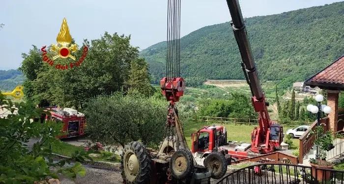 Si ribalta il trattore nel vigneto, muore il giovane figlio del titolare della Cantina Valpolicella