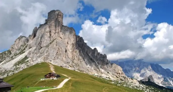 Passo Giau, contro chi sfreccia in auto e moto l'autovelox che incassa mezzo milione di euro all'anno