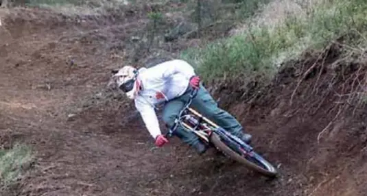 A piedi sulla pista di downhill è stato investito e ha causato la caduta di un biker: il giudice lo condanna a risarcire