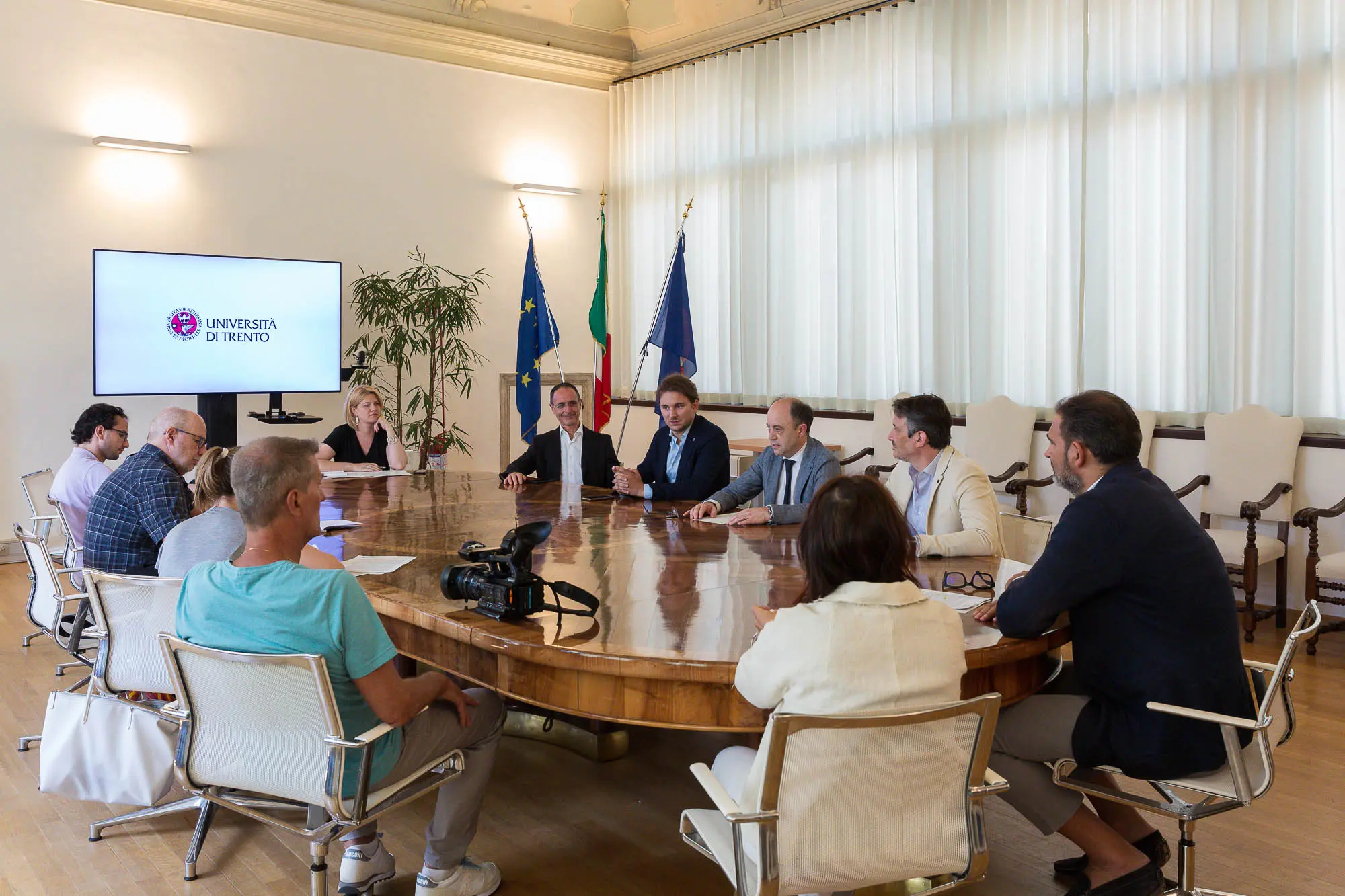 24 giugno 2022, rettorato. Conferenza stampa din presentazion dei risultati del PNRR. 24 giugno 2022, rettorato. Conferenza stampa di presentazione dei risultati del PNRR. Da sinistra Andrea Simoni, Mirko Bisesti, il Flavio Deflorian, Achille Spinelli.