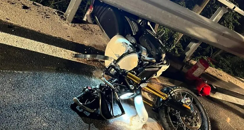 Loppio, si schianta sul guard-rail nella notte: lesioni gravi per un motociclista