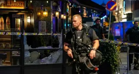 Orrore a Oslo, un uomo spara contro un noto pub gay: due morti e 19 feriti alla vigilia del \"Pride\"