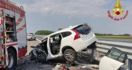 In autostrada contromano: schianto sulla A7, due morti e tre feriti