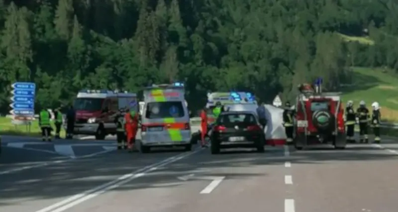 Lo scontro moto-auto a Pellizzano: il centauro di 47 anni è morto in ospedale. In rianimazione un altro motociclista ferito in val di Fiemme