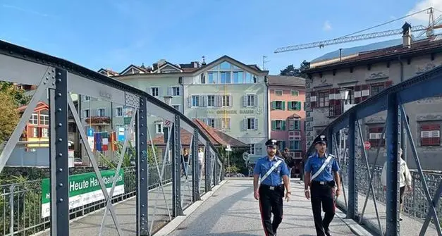 Bressanone, giovane multato per atti osceni su una panchina lungo l'Isarco