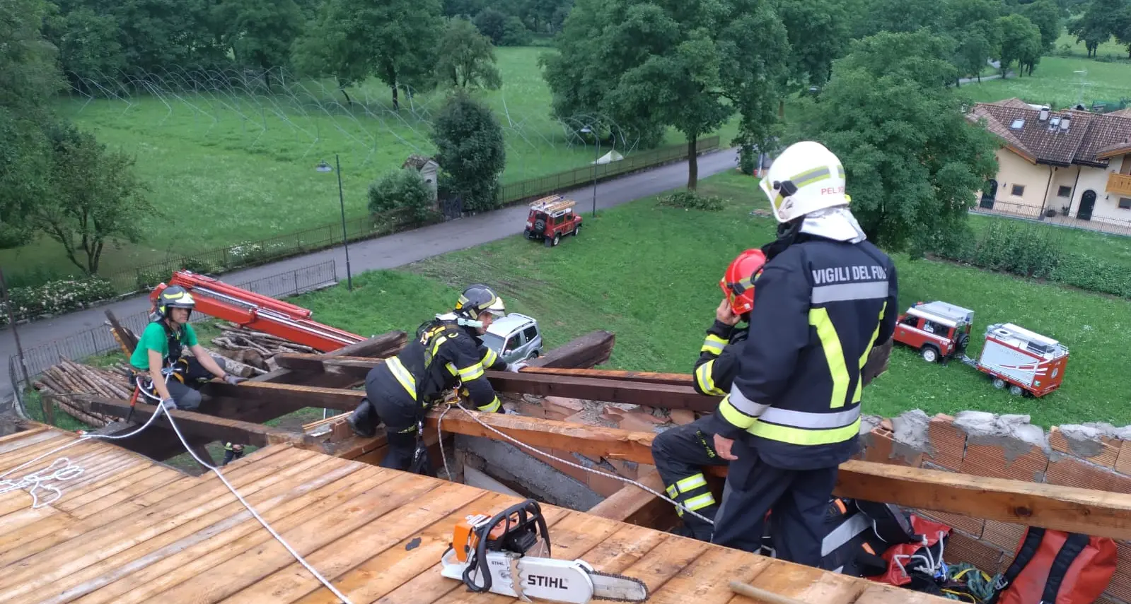 Temporali con vento forte in Trentino, danni in val Rendena: scoperchiata una casa, albero si abbatte su un'automobile