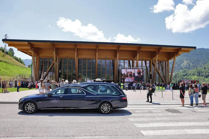 Una veduta esterna del PalaLuxottica durante il funerale del presidente di EssilorLuxottica Leonardo Del Vecchio ad Agordo, Belluno, 30 giugno 2022. ANSA/LUCIANO SOLERO