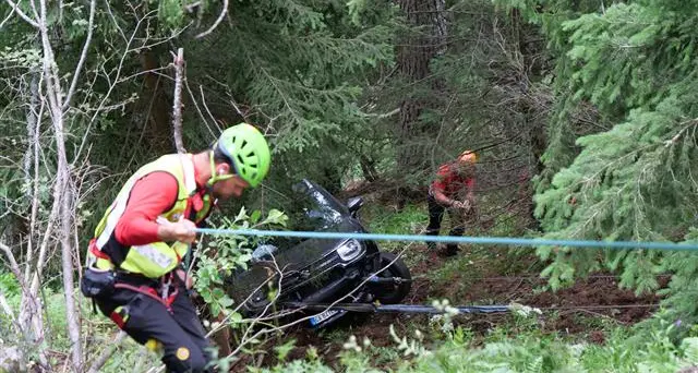 Vermiglio, un'auto precipita nella scarpata sulla strada forestale di Forte Presanella: passeggeri miracolati