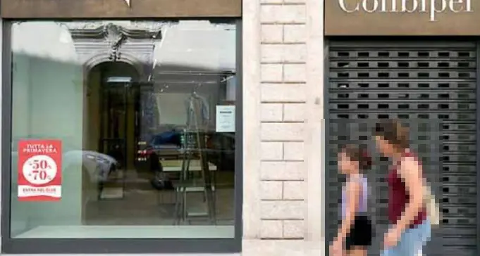 In centro storico sale la preoccupazione dopo l'addio di un altro negozio: Conbipel ha abbassato le serrande