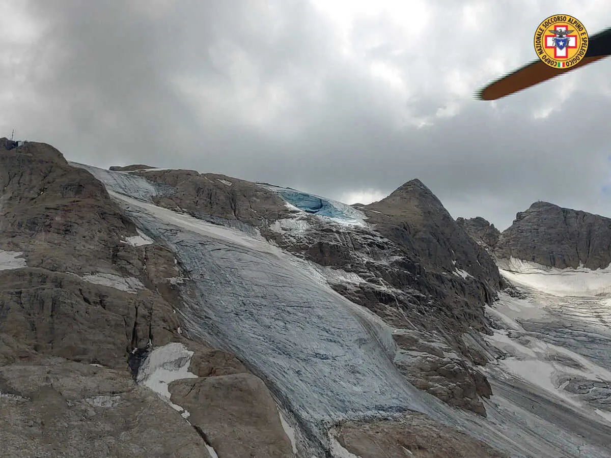 Il seracco di ghiaccio crollato sulla Marmolada, il distacco, secondo le informazioni del Soccorso Alpino, si sarebbe verificato nei pressi di Punta Rocca, causando la morte di quattro persone, Trento, 3 Luglio 2022. ANSA/SOCCORSO ALPINO +++ NO SALES, EDITORIAL USE ONLY