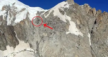 I crolli sul Bianco, un indicatore importante della sofferenza e dei rischi sui ghiacciai