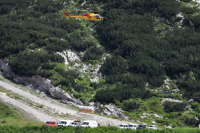 Un elicottero trasporta del materiale dal luogo coinvolto nella valanga sul ghiacciaio della Marmolada a Canazei, 05 luglio 2022. ANSA/ANDREA SOLERO