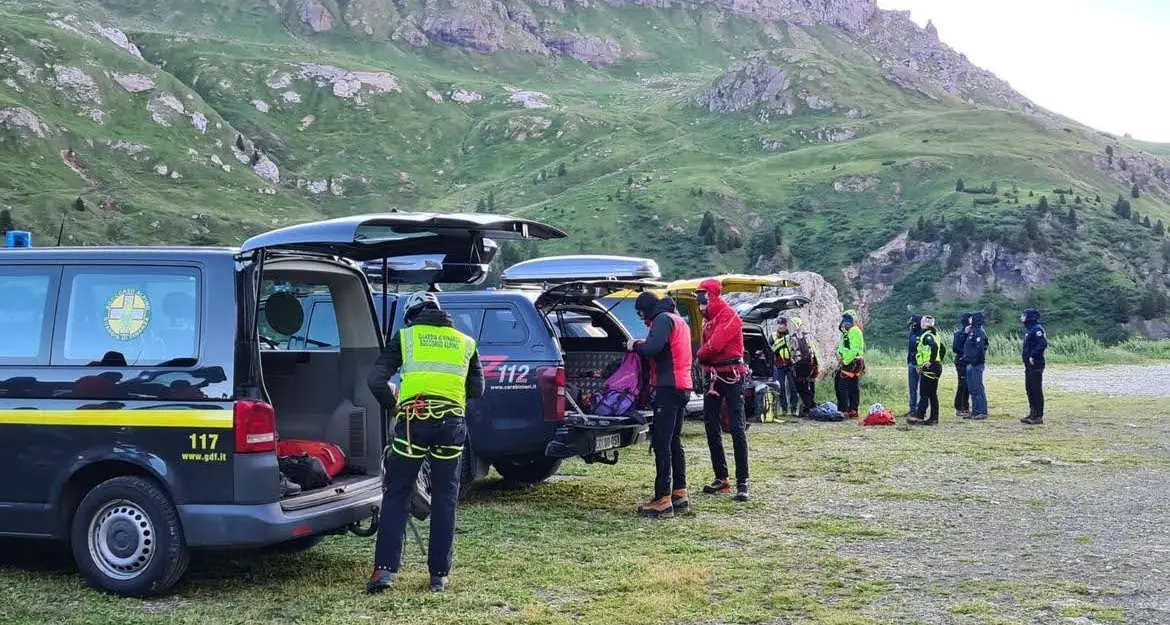Marmolada, le nuove ricerche sul ghiacciaio: emergono altri resti nella parte bassa dell'area interessata dalla valanga