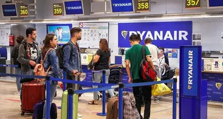 Cgil: \"Sui salari minimi Ryanair non apre, resta lo sciopero di domenica\". Viaggiatori: ecco i risarcimenti previsti