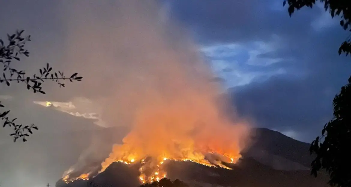 Il rogo sopra Nago, il sindaco: \"Fiamme sotto controllo ma per lo spegnimento completo servirà tempo, i divieti rimangono\"