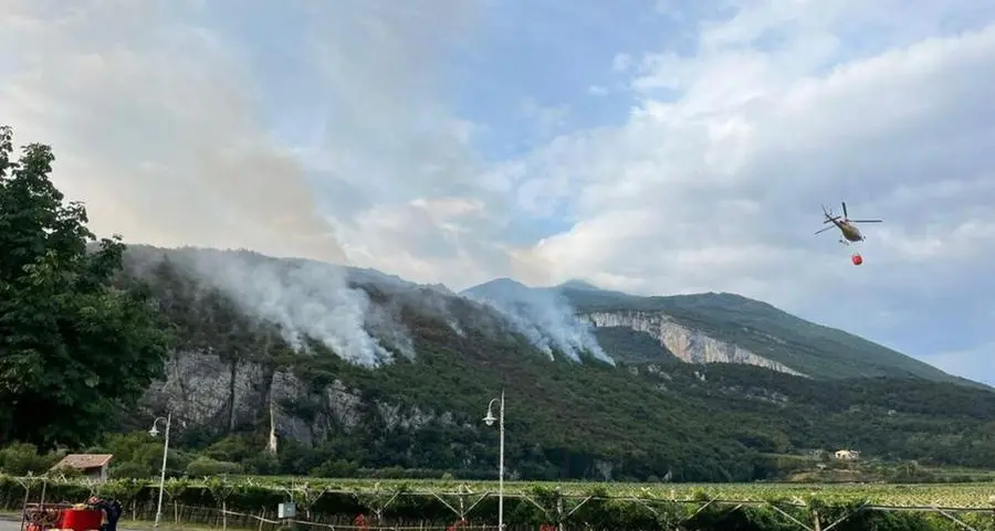 Nago, incendio sotto controllo: continua l'opera dei vigili del fuoco