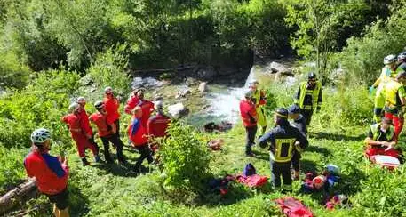 Il trattore finisce nel torrente, muore un contadino a Lutago