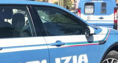 La polizia insegue due gemelli accusati di spaccio: uno arrestato, l'altro è irreperibile