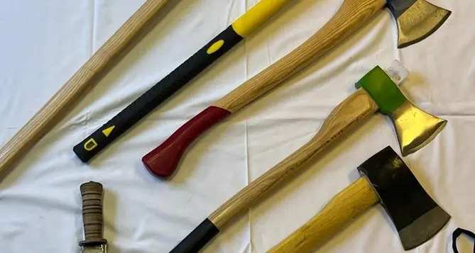 Impugna un'ascia, scappa al posto di blocco e sperona i carabinieri a Dro, poi scatta l'inseguimento: arrestato un 54enne