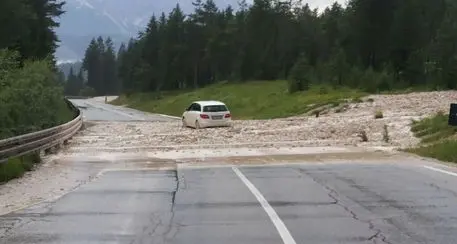 Nubifragi e smottamenti al confine fra Bellunese e Alto Adige, interrotta a Cortina la statale di Alemagna