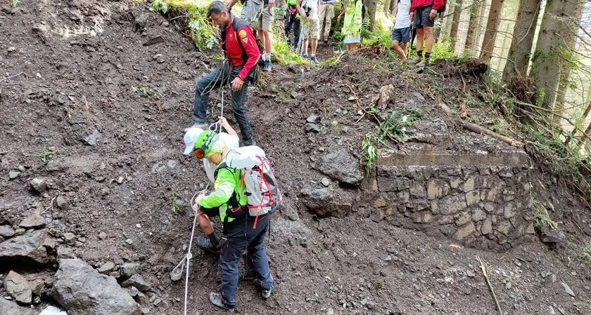 Soccorsi 11 escursionisti bloccati dal sentiero franato e due alpinisti sorpresi in ferrata dal temporale