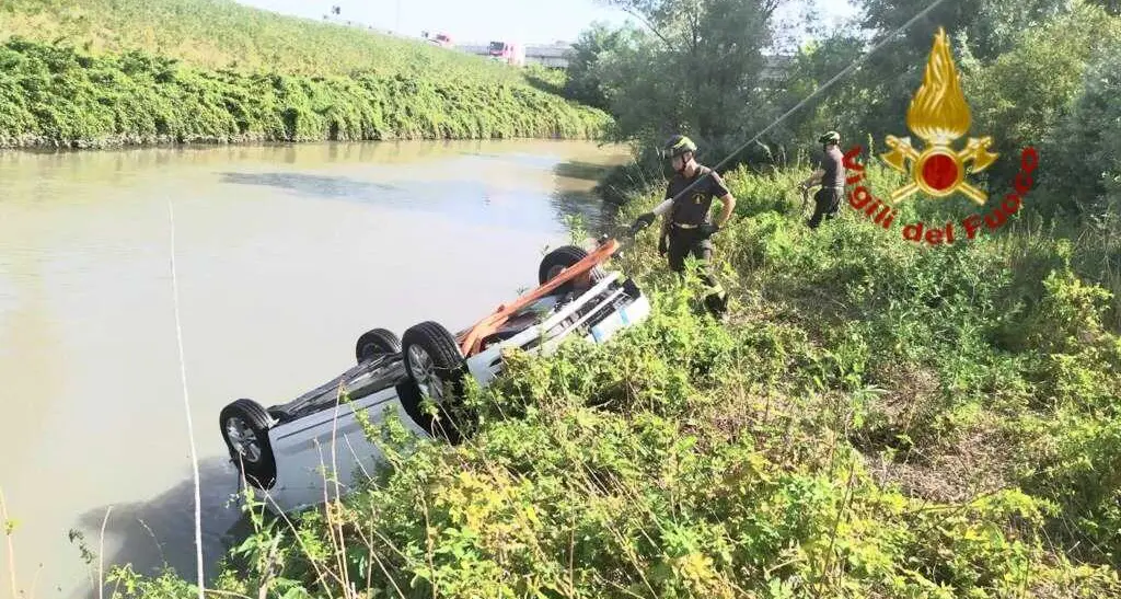 L'auto esce di strada e si inabissa nel canale: muoiono madre e figlia