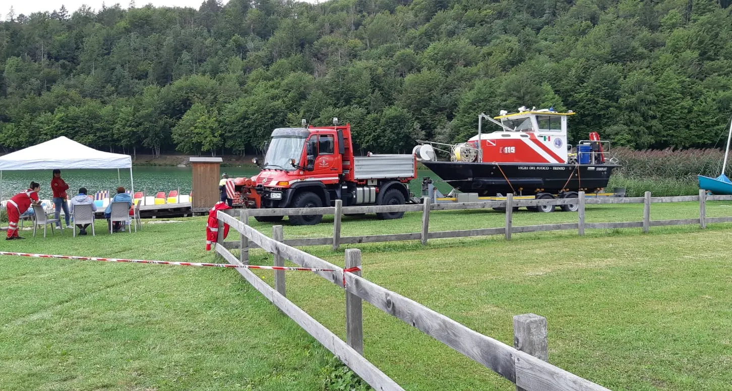 Al lago di Lavarone proseguono le ricerche del diciassettenne Willy, sulla riva in grande angoscia la mamma e il papà