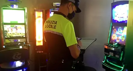 Due bar sanzionati per le slot machine in luoghi sensibili