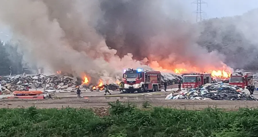 Il rogo alla discarica di Ischia Podetti: attesi i dati sulla diossina, spenti nuovi focolai. Forse l'innesco dallo scoppio di alcune batterie