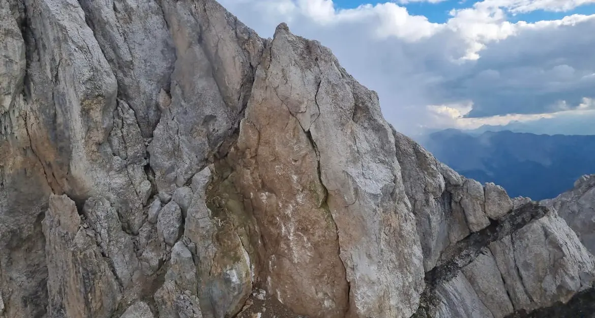 Il crollo a Cima Uomo, il resoconto dopo il sorvolo: non interessati sentieri, caduti tra i 100 e i 200 metri cubi di roccia