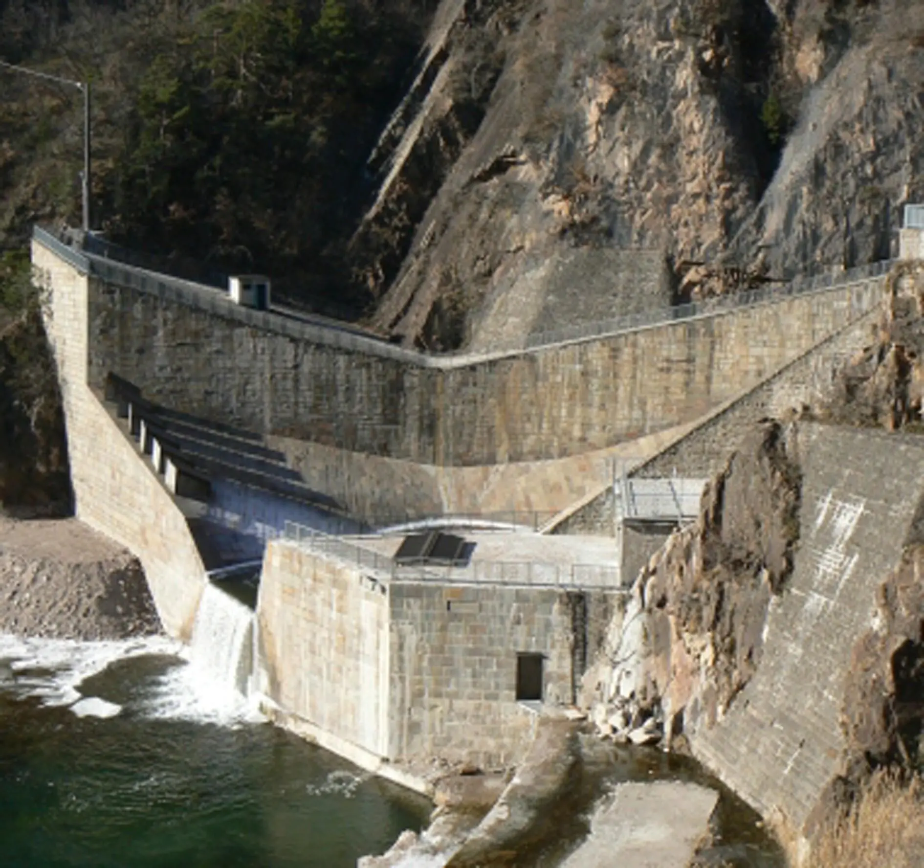 LAVIS - GIOVO - La centrale idroelettrica alla serra di San Giorgio - località Zambel - febbraio 2012