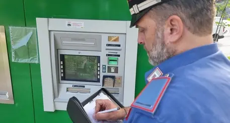 Bancomat svuotati sabotandone il sistema informatico: banda scoperta dai carabinieri, 13 indagati e un arresto