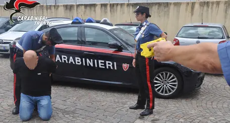 I carabinieri di Trento hanno cominciato a usare il taser: spesso è bastato mostrarlo per fermare persone violente