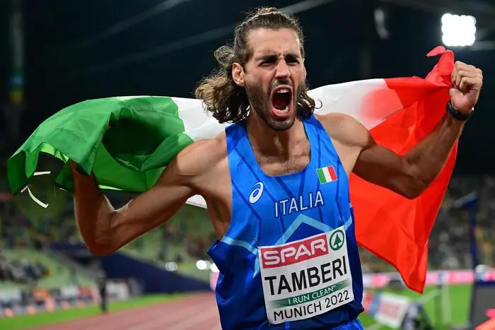 Italy's Gianmarco Tamberi celbrates gold in the men's High Jump final during the European Athletics Championships at the Olympic Stadium in Munich, southern Germany on August 18, 2022. (Photo by INA FASSBENDER / AFP)
