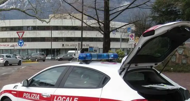Il sindaco: «Dal 1° agosto il Comune ha risolto ogni rapporto contrattuale con il comandante della polizia locale Alta Valsugana»
