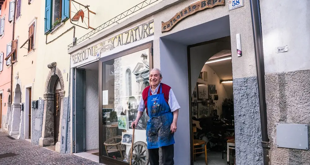 I novant'anni del Bepi, artigiano nell'anima: «Tutte le mattine all'alba mi metto all'opera in laboratorio»