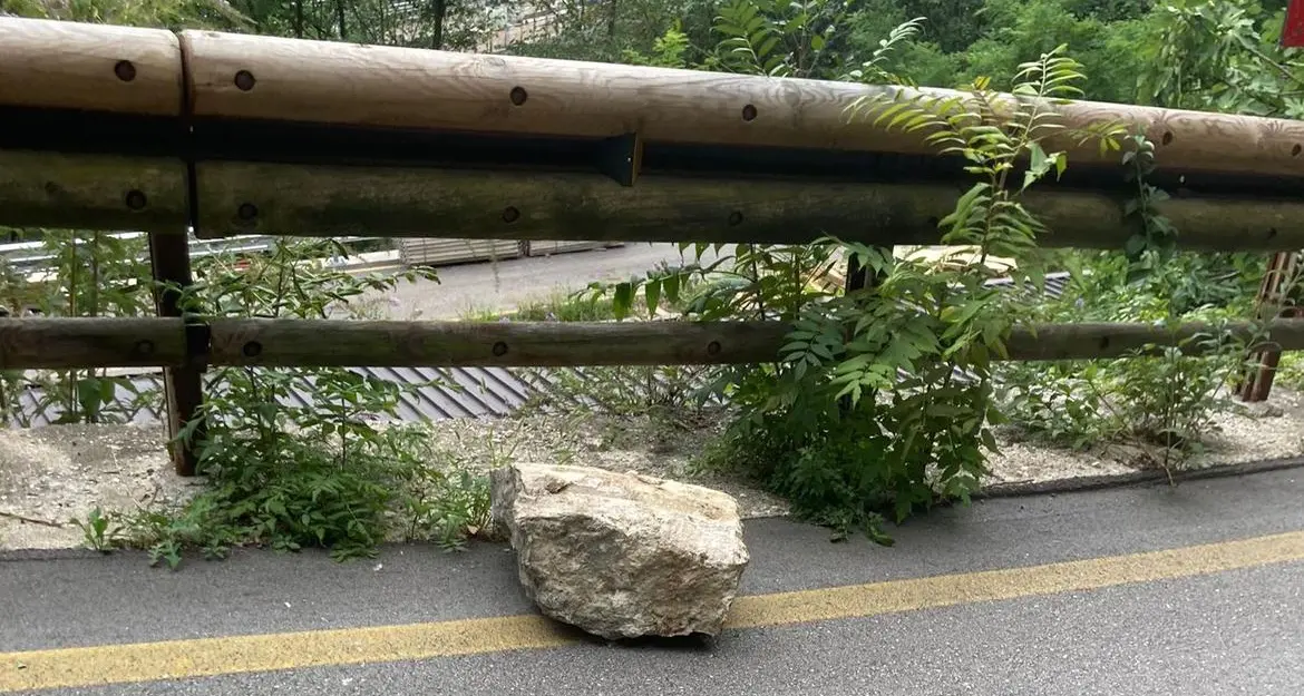 Cade un masso, chiusa la vecchia strada dei Crozi