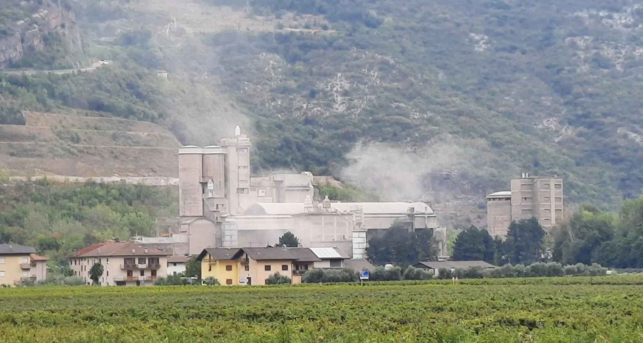 Italia nostra in assemblea generale sotto le ciminiere del cementificio