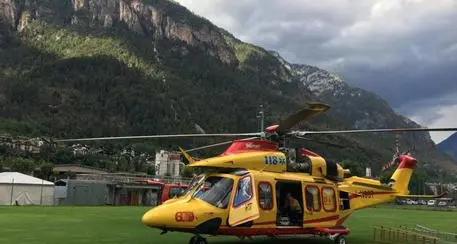 Cede la grata sul marciapiede, donna precipita mentre guarda la vetrina di un negozio al passo Pordoi