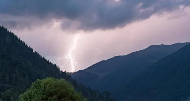 In arrivo altri temporali in Trentino, scatta l'allerta gialla. Estate, mai così tanti giorni oltre i trenta gradi