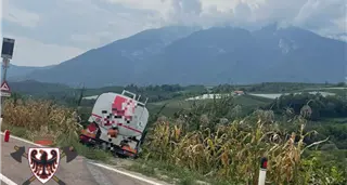 Due feriti nello scontro fra un camion e una vettura a Ton
