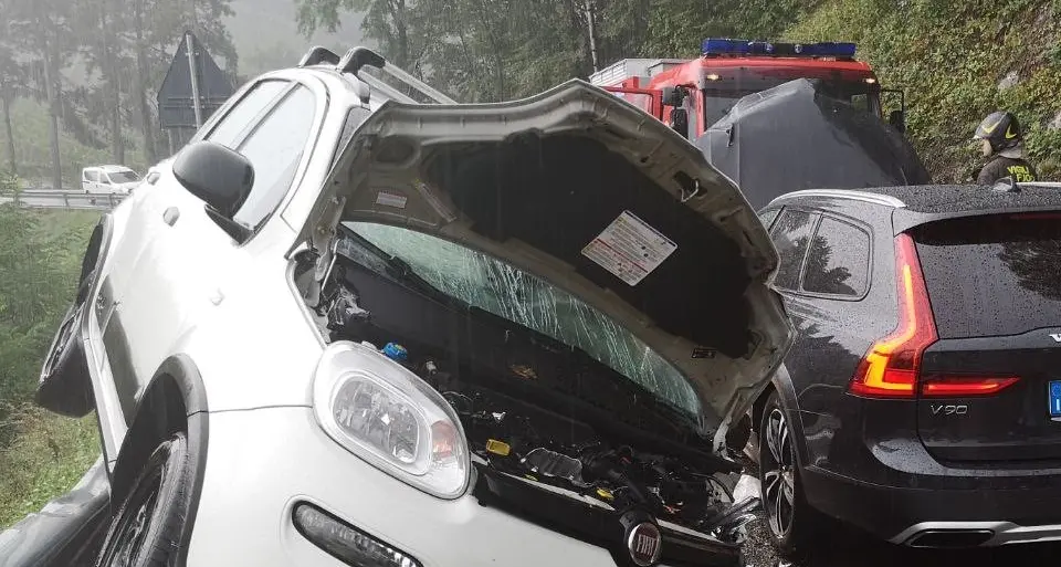 Scontro fra due auto sulla strada fra Vigolo Vattaro e Trento: una persona ricoverata in codice rosso