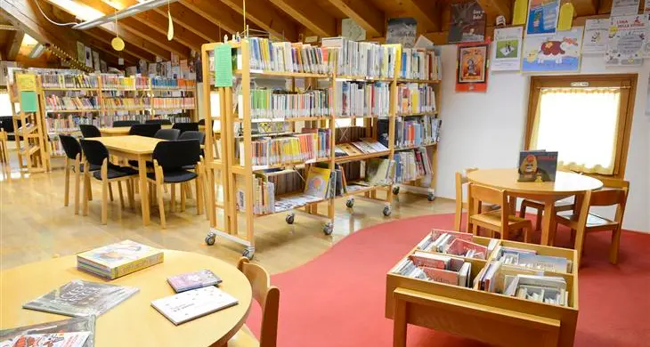 Rinnovata, moderna, sicura: a Ravina la nuova biblioteca è pronta