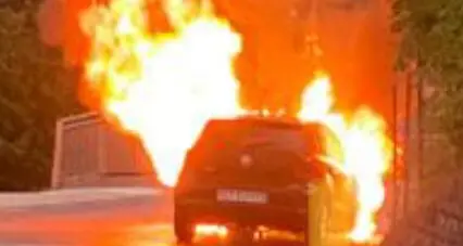 Momenti di paura a Meano, una vettura va a fuoco