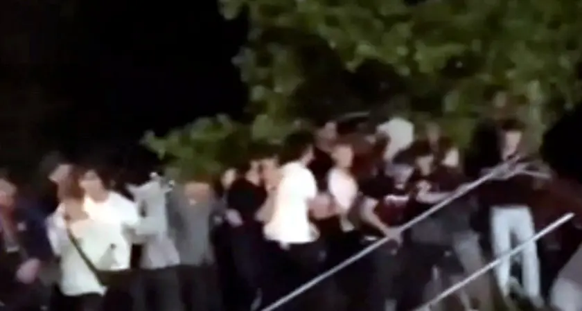 Baby gang irrompono sui prati delle Albere: danni e paura, interrotto il concerto