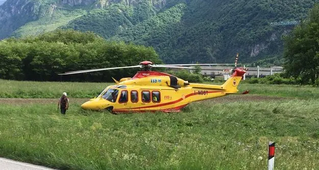 Motociclista si è schianta sull'asfalto a Capriana: ricoverato in rianimazione