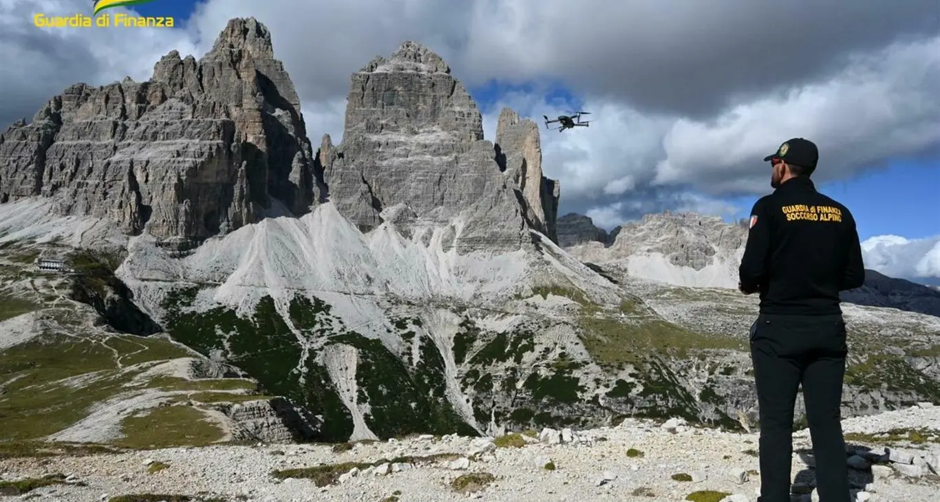Tre Cime di Lavaredo, fa volare un drone mentre sta atterrando l'eliambulanza: denunciato