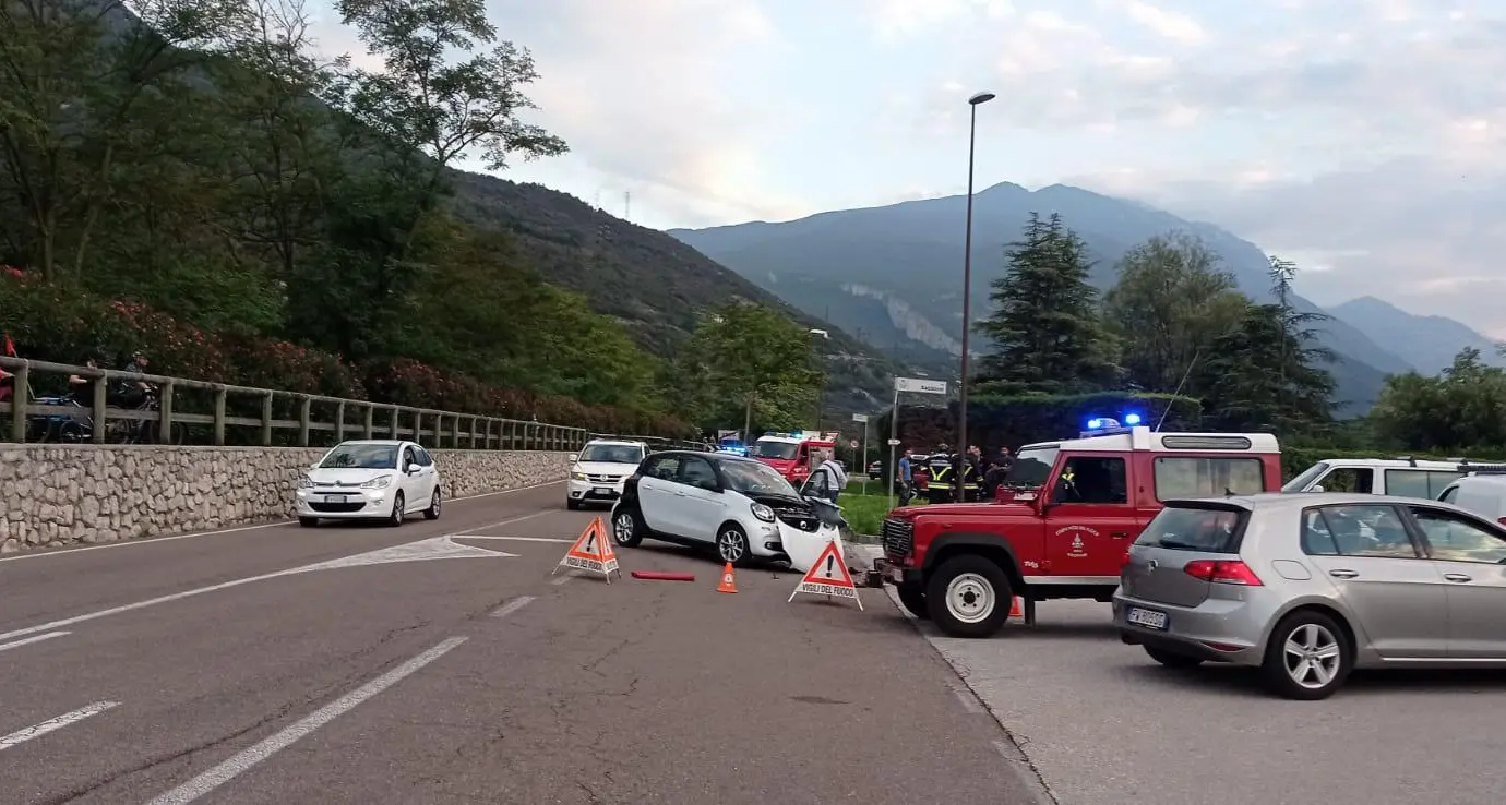 Doppio scontro auto-moto nell'arco di mezz'ora: grave un uomo di 42 anni